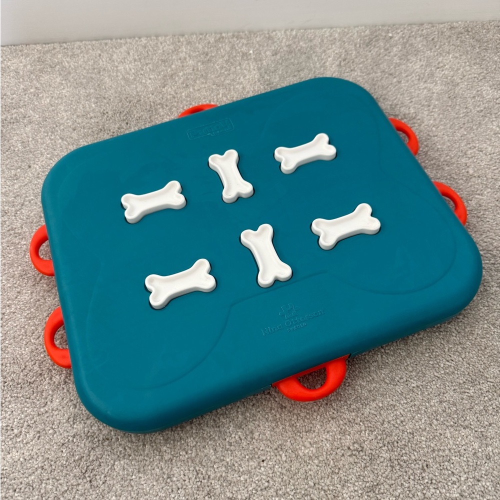 Outward Hound Dog Puzzle Toy - Teal and Red